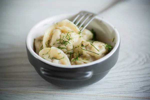 Gekochte Knödel Mit Fleischfüllung Einer Schüssel Auf Dem Tisch — Stockfoto