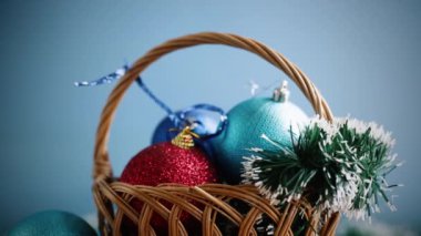 Soyut bir arkaplanda Yeni Yıl oyuncakları.