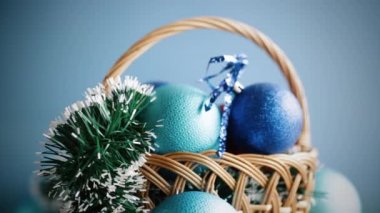 Soyut bir arkaplanda Yeni Yıl oyuncakları.