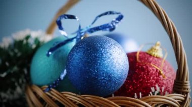 Soyut bir arkaplanda Yeni Yıl oyuncakları.