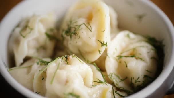 Boiled dumplings with meat filling in a bowl — Stock Video