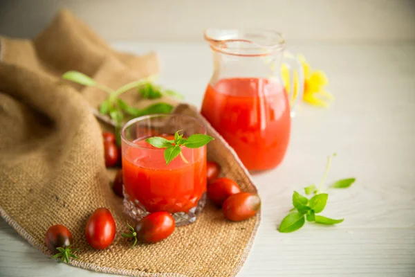 Hausgemachter Frisch Gepresster Tomatensaft Mit Fruchtfleisch Glasdekanter Auf Einem Holztisch — Stockfoto