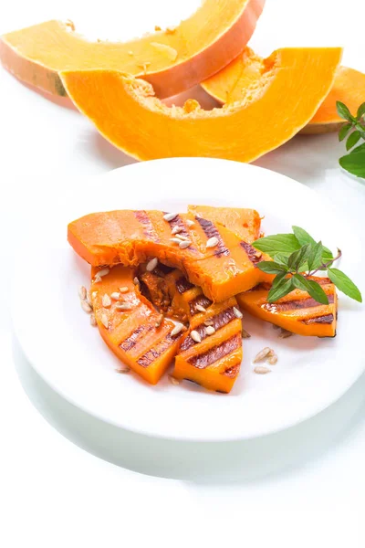 Zoet Gebakken Gegrilde Pompoen Met Zaden Een Plaat Geïsoleerd Witte — Stockfoto