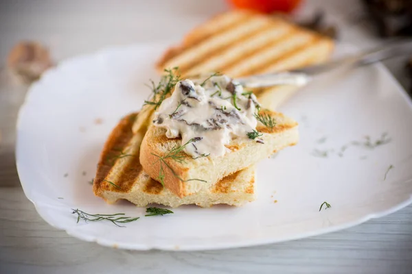 Gebakken Brood Toast Met Kaas Verspreid Met Gekookte Gedroogde Champignons — Stockfoto