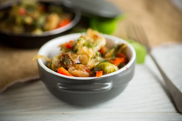 식탁에 그릇에 플라워와 채소와 콩나물을 조리개 — 스톡 사진