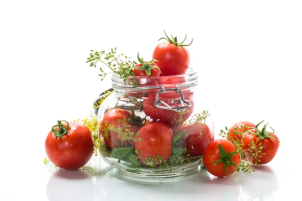 Frische Natürliche Tomaten Mit Für Die Konservierung Zubereiteten Gewürzen Isoliert — Stockfoto