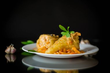 Et ve pirinçle doldurulmuş et sosunda haşlanmış biber.