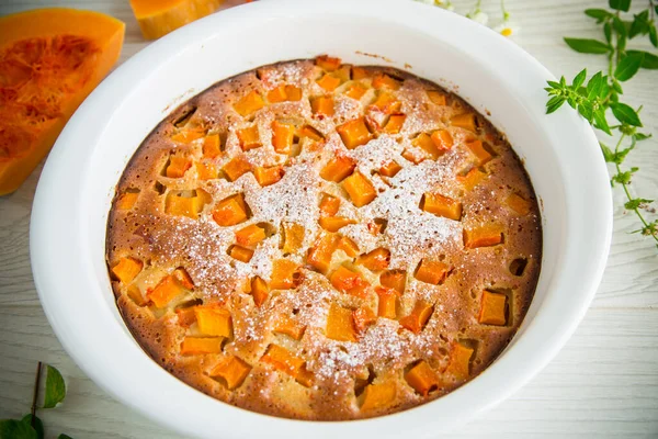 Sweet pumpkin pie with pumpkin slices in a ceramic mold — Stock Photo, Image