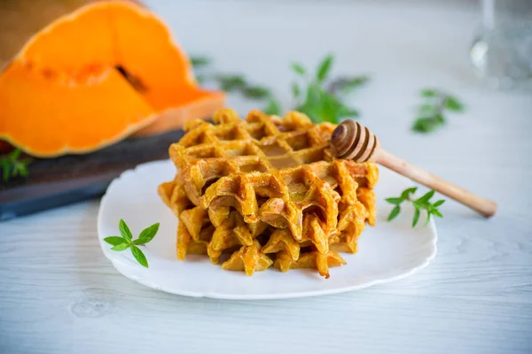 Söta bakade pumpor våfflor med honung i en tallrik — Stockfoto