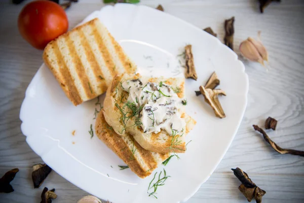 치즈와 함께 튀긴 빵 토스트를 삶은 버섯 과 함께 나무 식탁에 펴 놓고. — 스톡 사진
