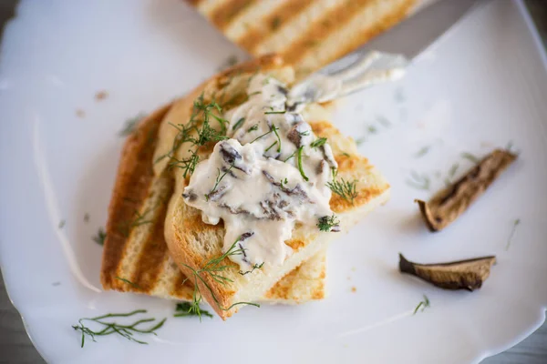 Gebratenes Brot Toast Mit Käseaufstrich Mit Gekochten Getrockneten Pilzen Einem — Stockfoto