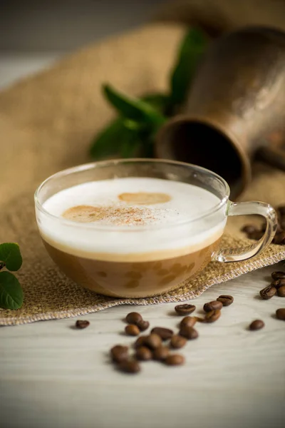 Filiżanka Kawy Latte Kształtem Serca Ziarna Kawy Starym Drewnianym Tle — Zdjęcie stockowe