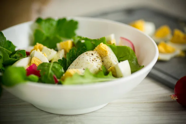 Färsk Vårsallad Med Färska Salladsblad Rädisor Kokta Ägg Skål Ett — Stockfoto