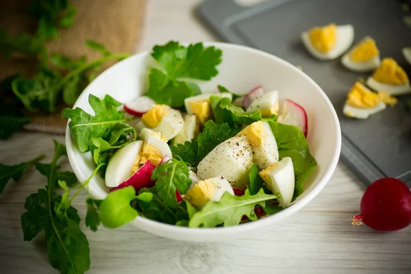 Taze salata, taze marul yaprakları, turplar, ahşap bir masada kaynamış yumurtalar.