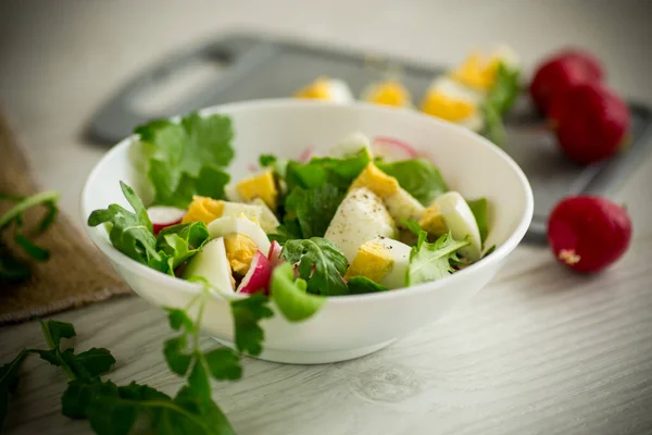 Frischer Frühlingssalat Mit Frischen Salatblättern Radieschen Gekochten Eiern Einer Schüssel — Stockfoto