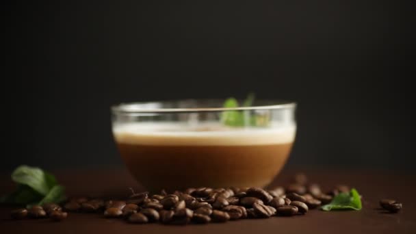 Tasse de café latte avec forme de coeur et grains de café — Video