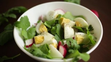 Taze salata, taze marul yaprakları, turplar, kaynamış yumurtalar.