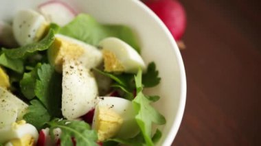 Taze salata, taze marul yaprakları, turplar, kaynamış yumurtalar.