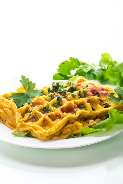 Tortilla Huevo Rellena Verduras Salchichas Fritas Forma Gofres Aisladas Sobre —  Fotos de Stock