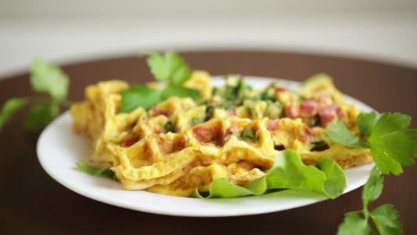 Яєчний омлет, фарширований зеленню та ковбасою, смажений у вигляді вафель — стокове відео
