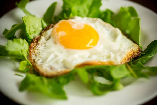 One Fried Egg Arugula Lettuce Plate Wooden Table — Zdjęcie stockowe