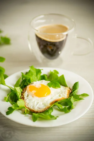 One Fried Egg Arugula Lettuce Plate Wooden Table — Stock Photo, Image