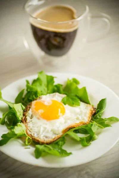 One Fried Egg Arugula Lettuce Plate Wooden Table — Stock fotografie