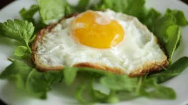 Bir tabak roka ve marullu sahanda yumurta