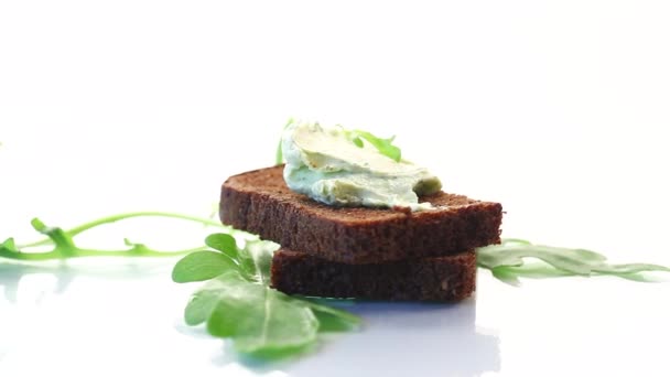 Bread cheese spread with garlic and arugula on dark bread — Stockvideo