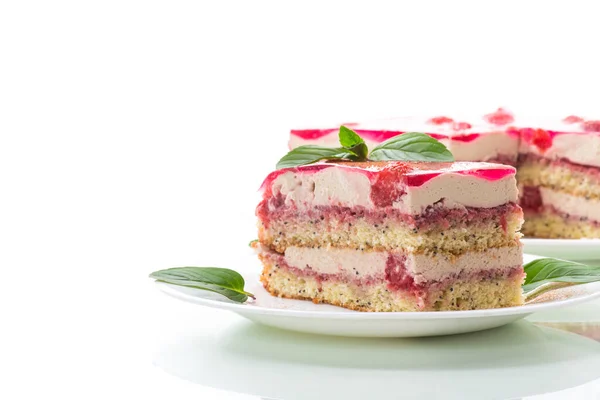 草莓罂粟蛋糕 盘子里有奶油 背景为白色 — 图库照片