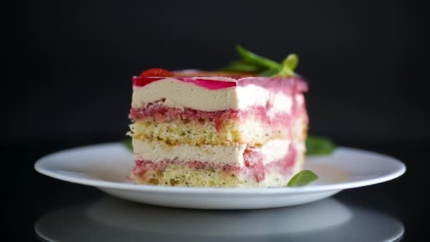 Strawberry poppy cake with cream in a plate — Stock video