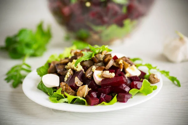 Insalata Con Barbabietole Bollite Melanzane Fritte Erbe Aromatiche Rucola Piatto — Foto Stock