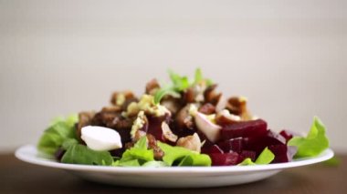 Haşlanmış pancar salatası, kızarmış patlıcan, bitkiler ve roka.