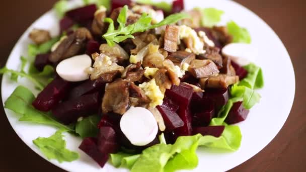 Salada com beterraba fervida, berinjelas fritas, ervas e arugula em uma chapa — Vídeo de Stock