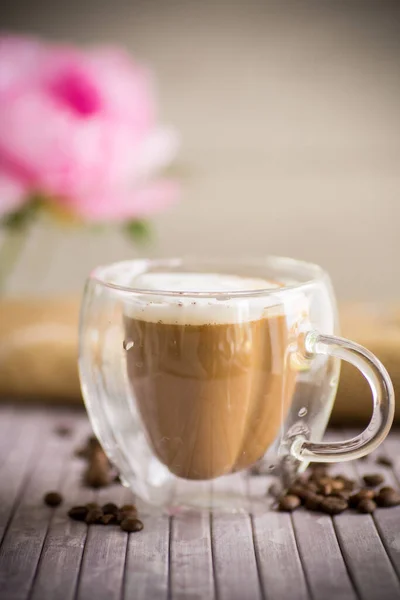 Kahve Çekirdekli Sütlü Bir Fincan Sıcak Kahve Ahşap Bir Masada — Stok fotoğraf