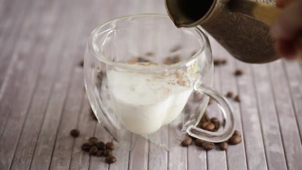 Sıcak Sabah Kahvesi Çırpılmış Sütle Bir Fincana Doldurulur Ahşap Bir — Stok video