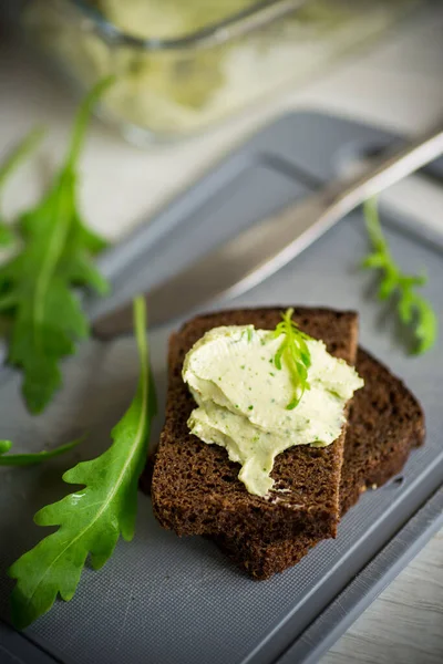 Bread Cheese Spread Garlic Arugula Dark Bread Wooden Table — Stock Photo, Image