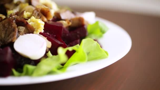 Ensalada Con Remolacha Hervida Berenjenas Fritas Hierbas Rúcula Plato Sobre — Vídeos de Stock