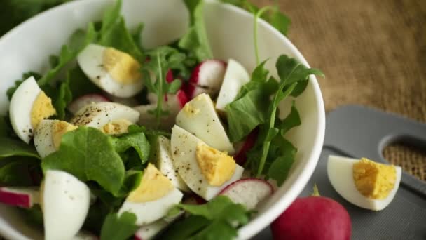 Fresh Spring Salad Fresh Lettuce Leaves Radishes Boiled Eggs Bowl — Wideo stockowe