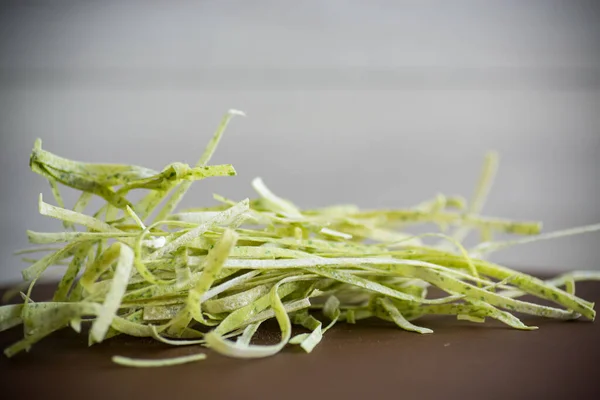 Αποξηραμένα Σπιτικά Πράσινα Ωμά Noodles Βότανα Ξύλινο Τραπέζι — Φωτογραφία Αρχείου