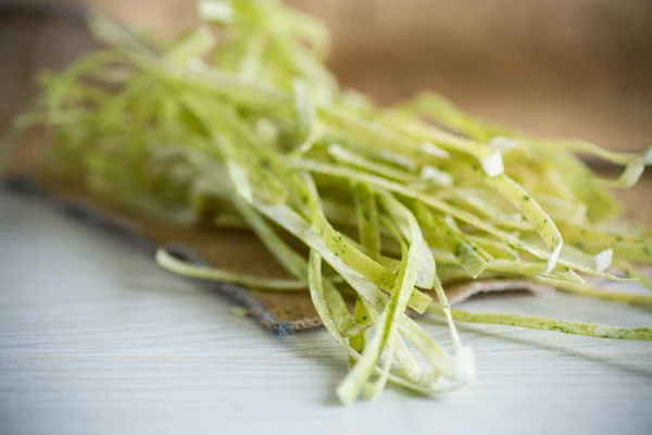 Αποξηραμένα Σπιτικά Πράσινα Ωμά Noodles Βότανα Ξύλινο Τραπέζι — Φωτογραφία Αρχείου