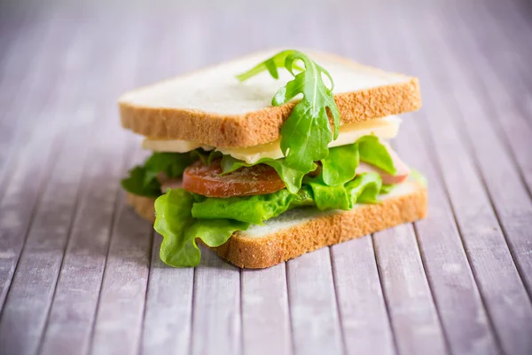Sanduíche Com Vários Verdes Queijo Linguiça Tomate Uma Mesa Madeira — Fotografia de Stock