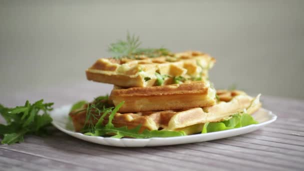 Gofres Verduras Fritas Caseras Con Hierbas Interior Una Mesa Madera Clip De Vídeo