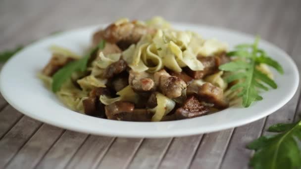Σπιτικά Βραστά Noodles Κρέας Και Μελιτζάνα Πιάτο Ξύλινο Τραπέζι — Αρχείο Βίντεο