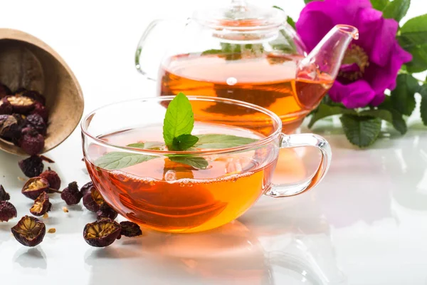 Főtt Csipkebogyó Tea Egy Üveg Teáskanna Csipkebogyó Virágok Menta Elszigetelt — Stock Fotó