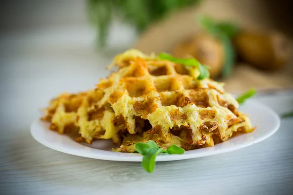 Gebratene Kartoffelwaffeln Mit Käse Einem Teller Auf Einem Hellen Holztisch — Stockfoto