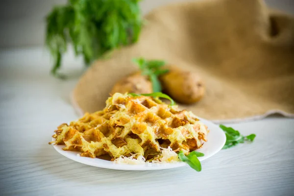 Gebratene Kartoffelwaffeln Mit Käse Einem Teller Auf Einem Hellen Holztisch — Stockfoto