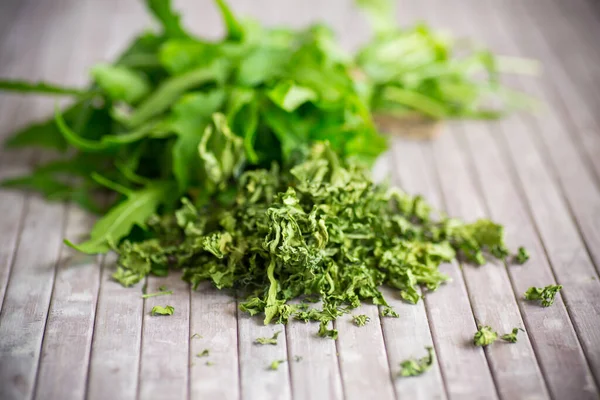 Arugula Orgânica Verde Seco Tempero Sobre Mesa Madeira — Fotografia de Stock