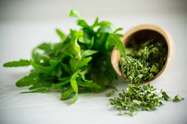 Arugula Orgânica Verde Seco Tempero Sobre Fundo Madeira Leve — Fotografia de Stock