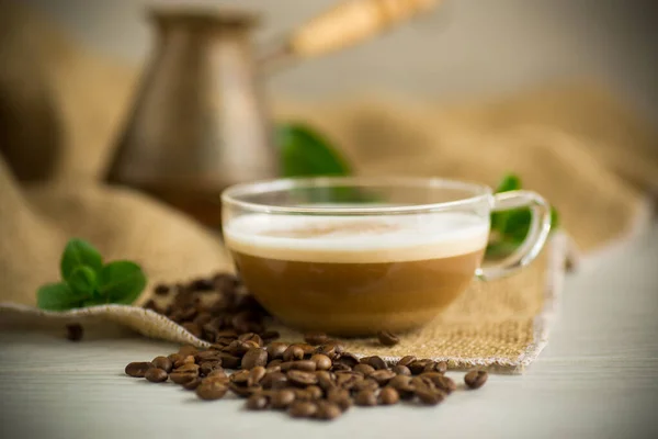 Šálek Kávy Latté Tvaru Srdce Kávových Zrn Starém Dřevěném Pozadí — Stock fotografie